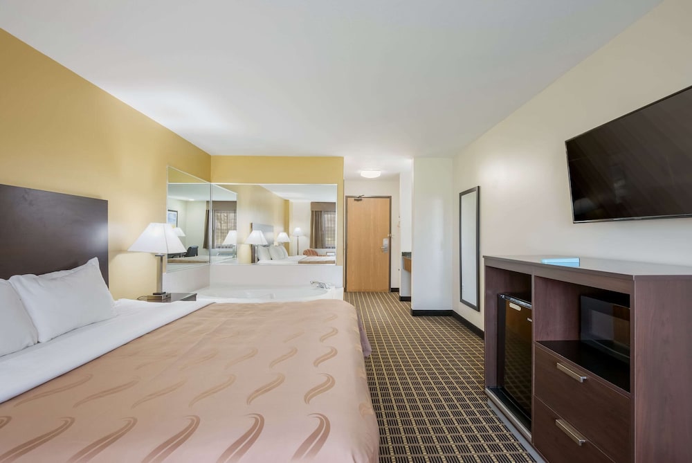 Standard Room, 1 King Bed, Non Smoking photo 2