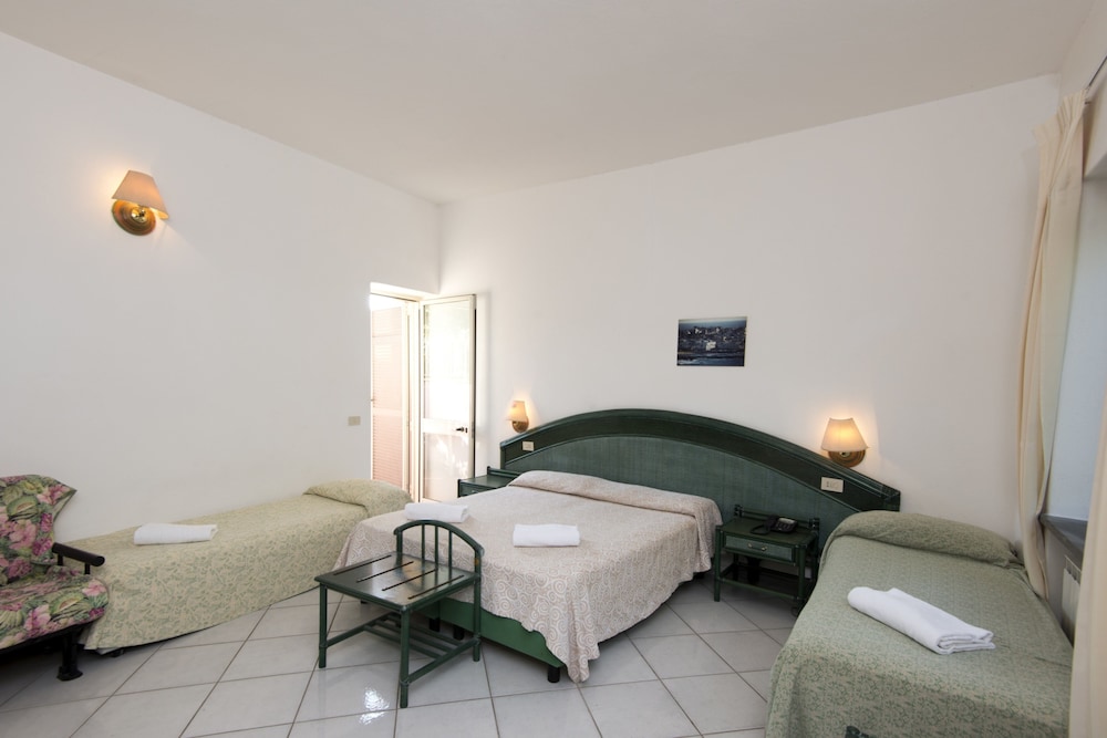 Economy Quadruple Room (Spa Access)
