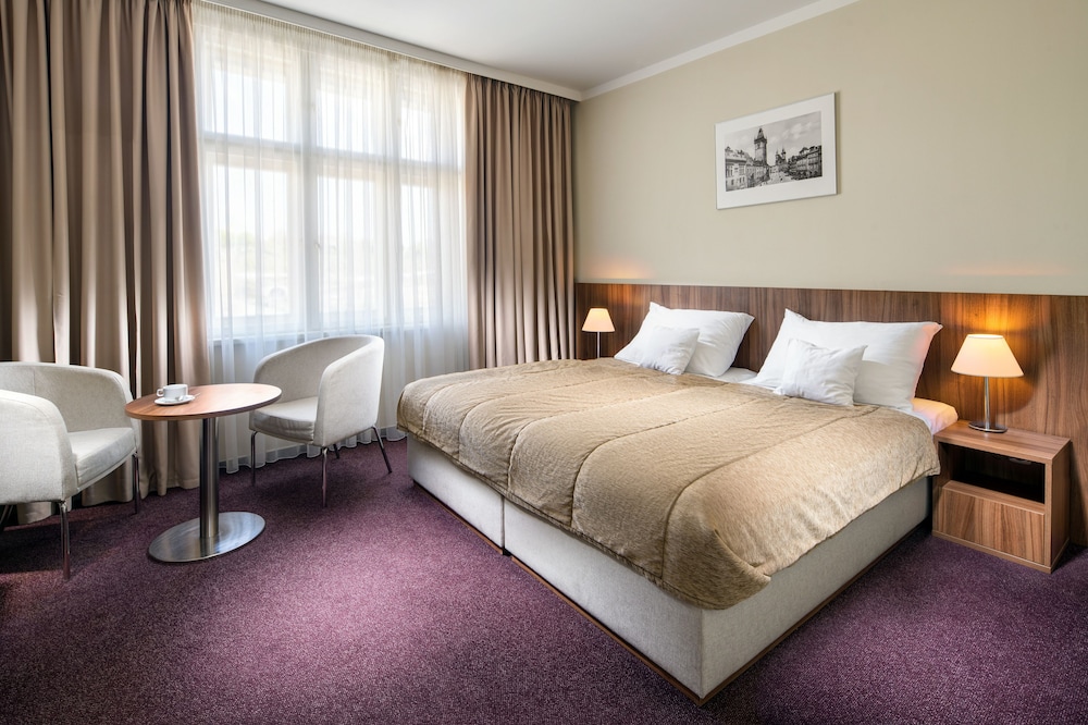 Superior Room, 1 Queen Bed, Non Smoking thumbnail 5