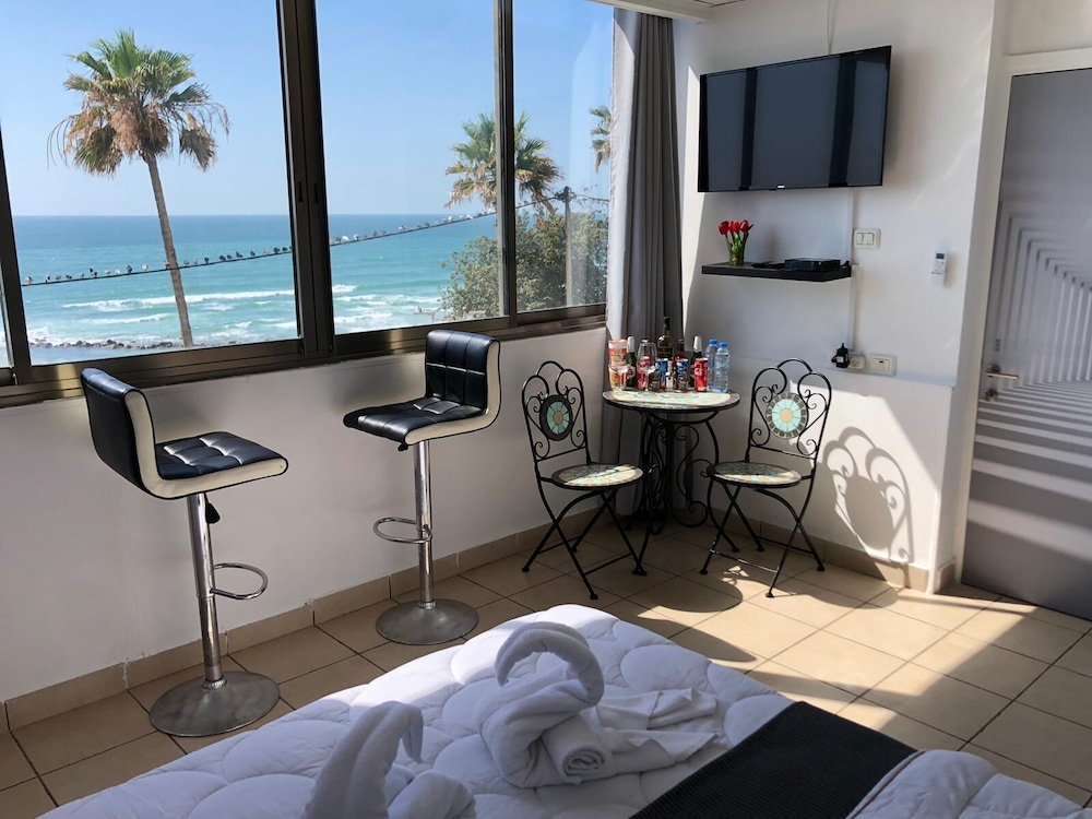 Basic Studio, Sea View