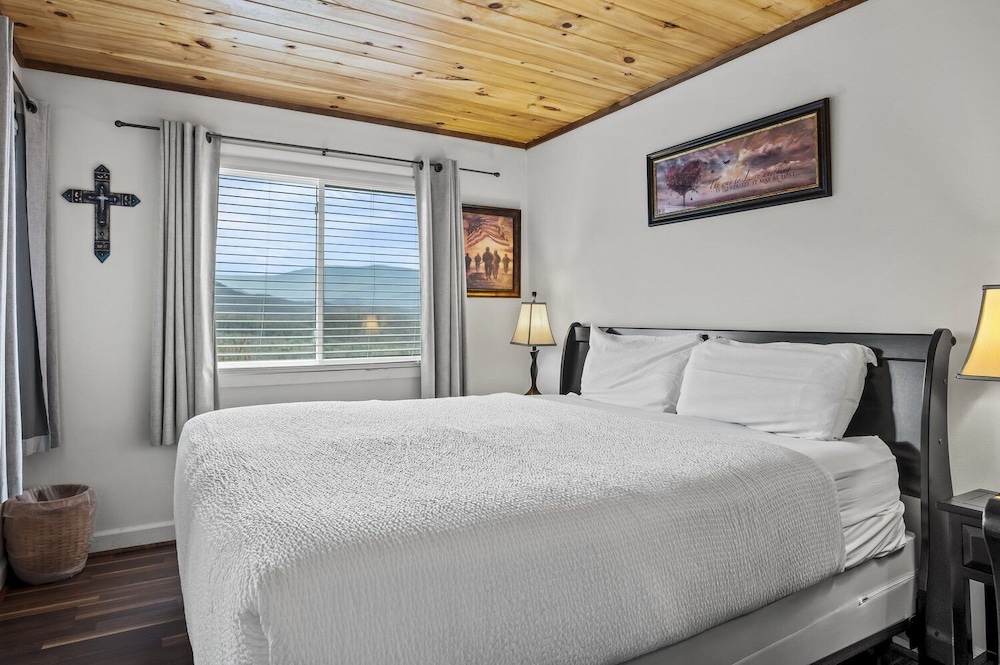 Summit View Suite | Sleeps 4 Heated Pool & Hot Tub Mountain View photo 2