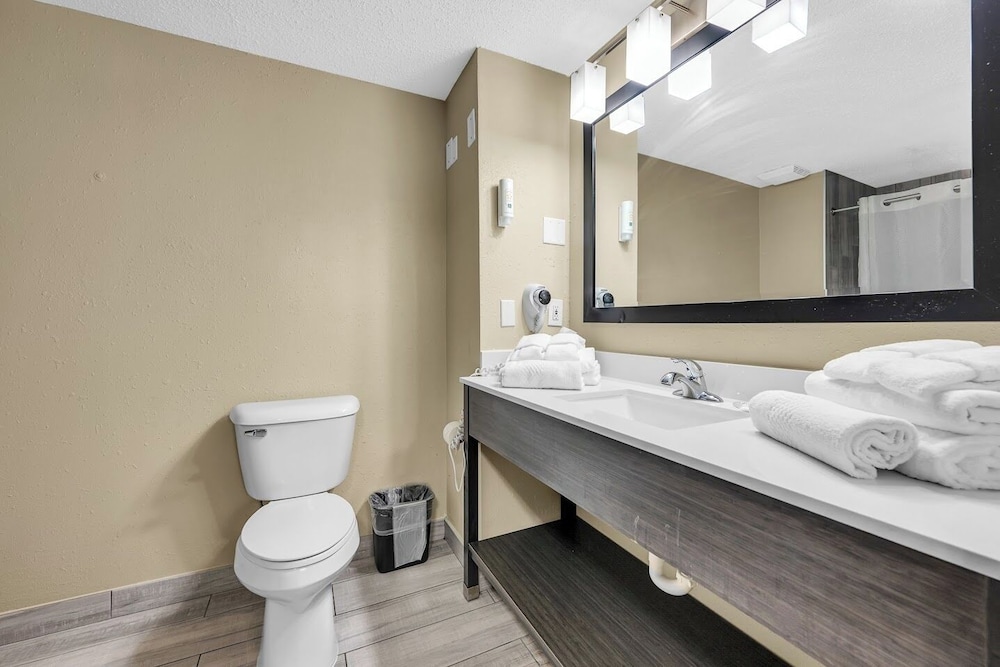 Standard Room, 1 King Bed, Non Smoking - Photo 2