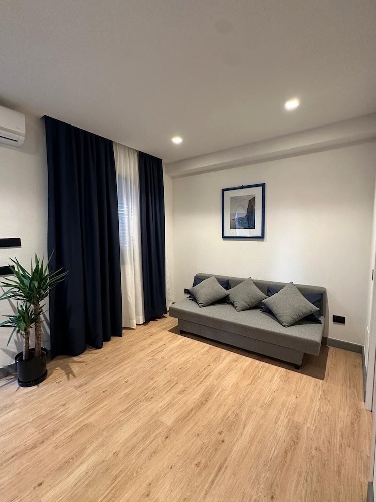 Suite - Photo 3