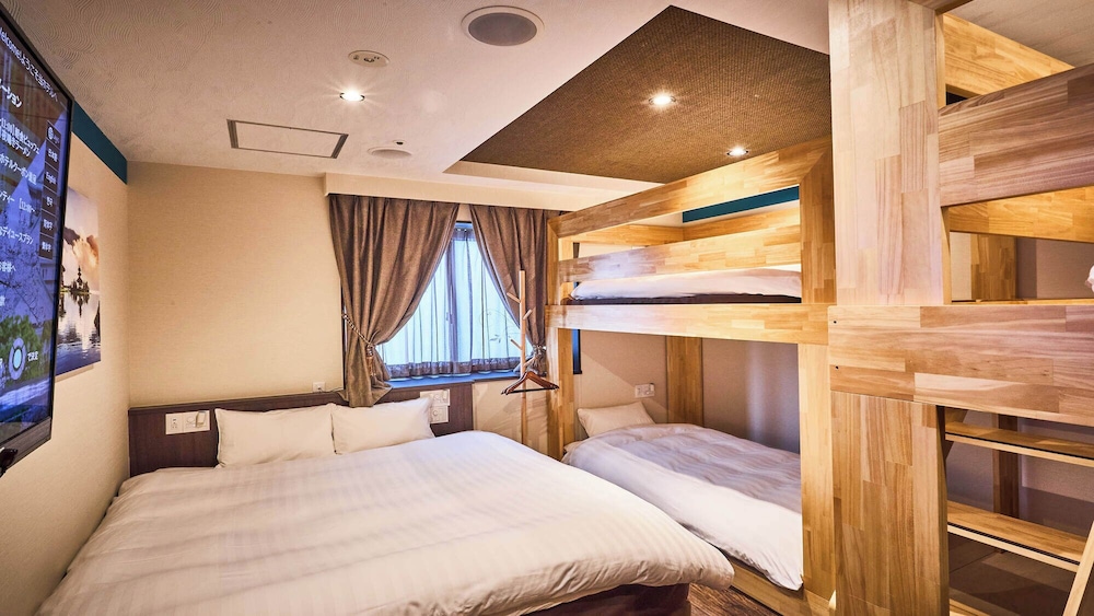 Casual 6, Queen Bed + 2 Bank Beds, with Free All-you-can-drink Alcohol (Non smoking)
