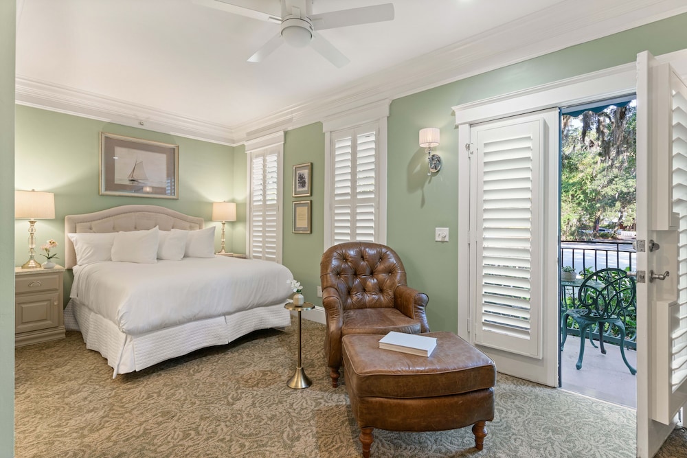 Junior Room, 1 Queen Bed