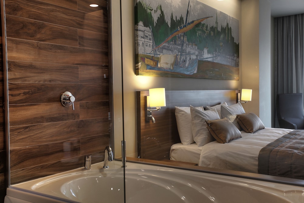 Executive Room, Bathtub photo 3