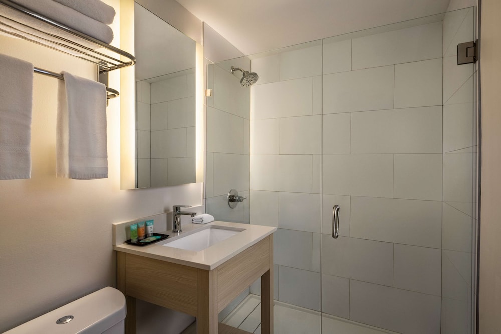 Deluxe Room, 1 King Bed, Ocean View - Photo 3