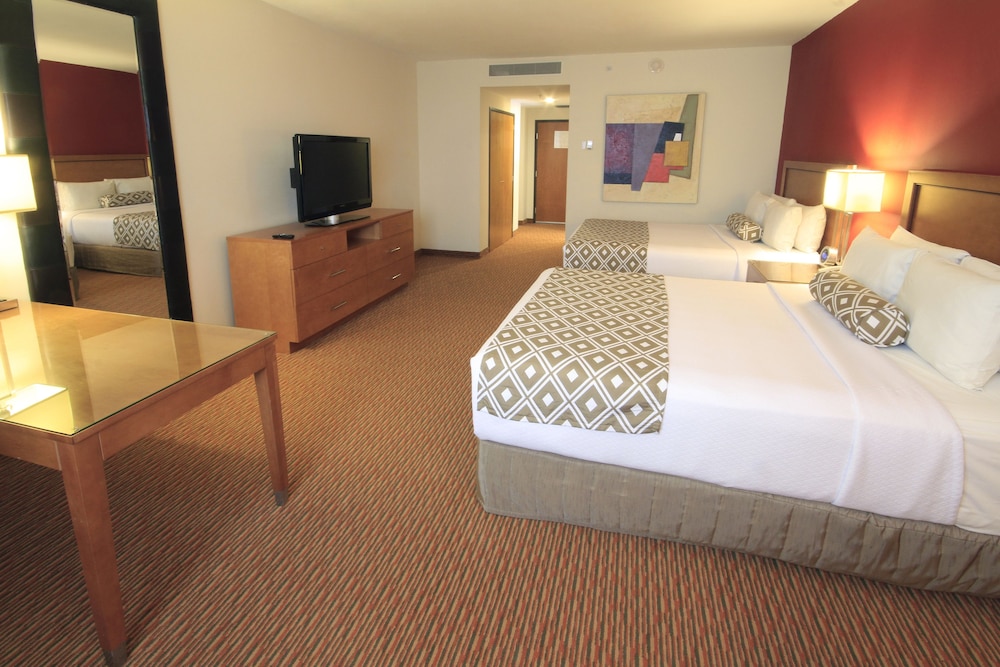 Standard Room, 2 Queen Beds, Club Lounge Access - Photo 4