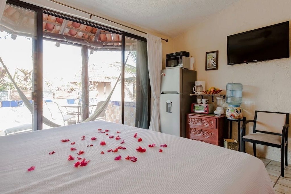 Superior Studio, 1 King Bed, Kitchenette, Oceanfront (Oceanfront Oasis)