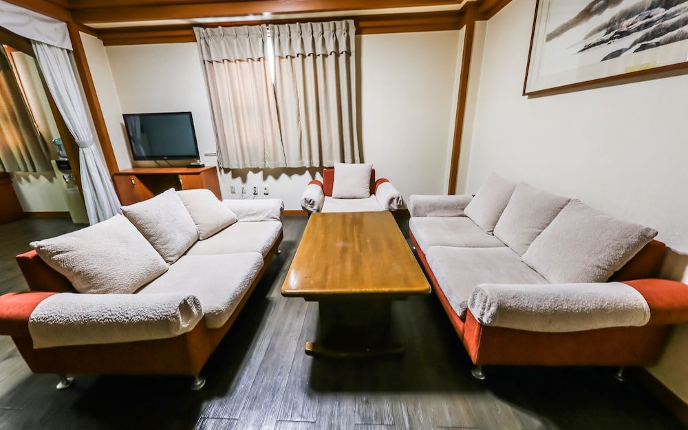Room (Large family room (MT seminar)) - Photo 5
