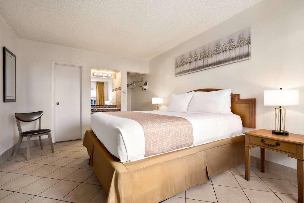 Standard Room, 1 King Bed