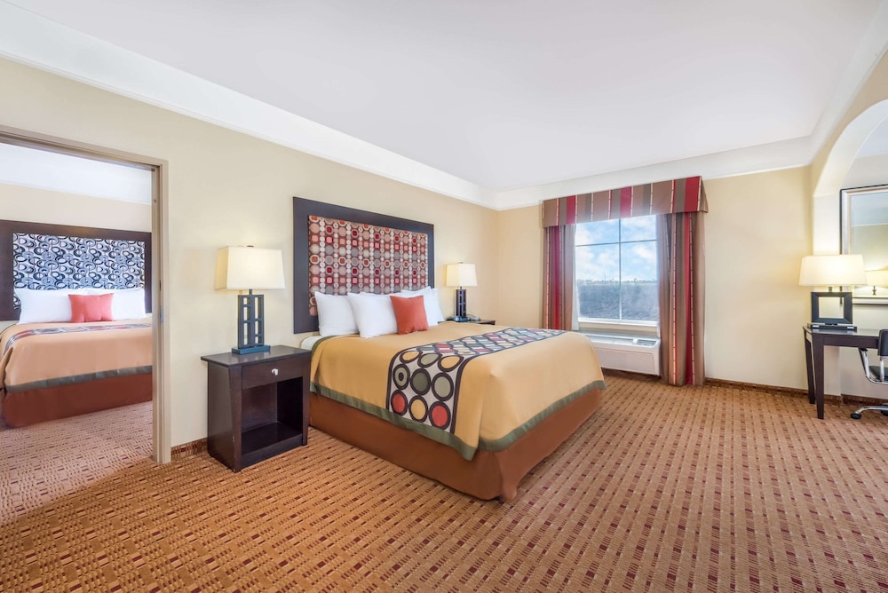 Room, Multiple Beds, Refrigerator - Photo 5