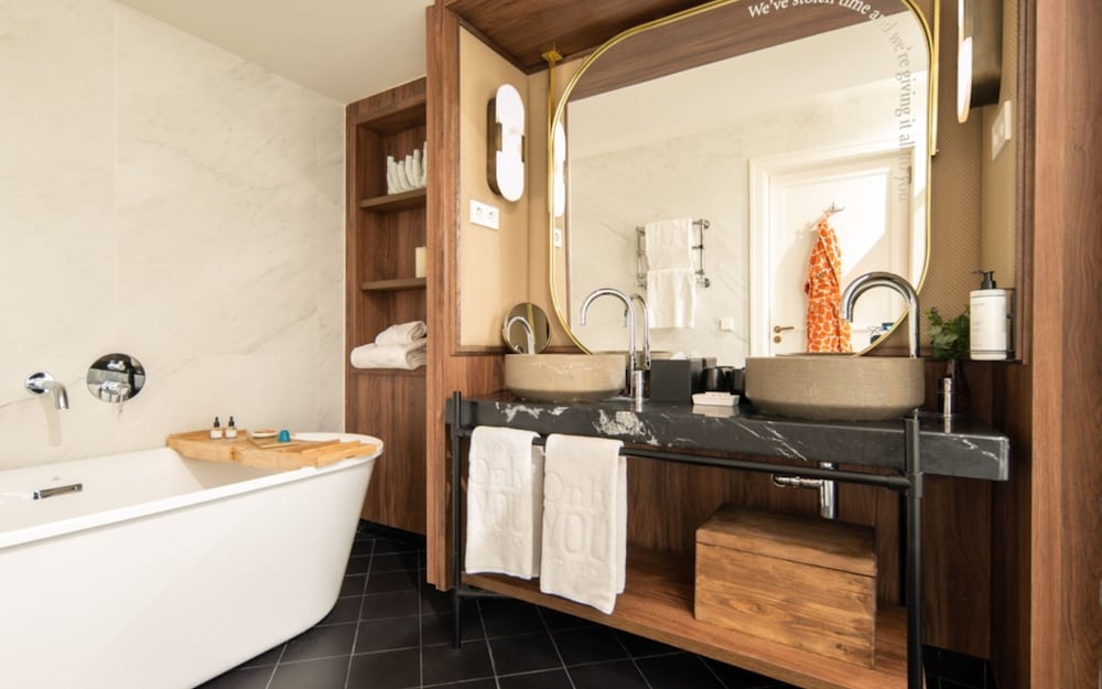 Junior Suite, Courtyard View thumbnail 5