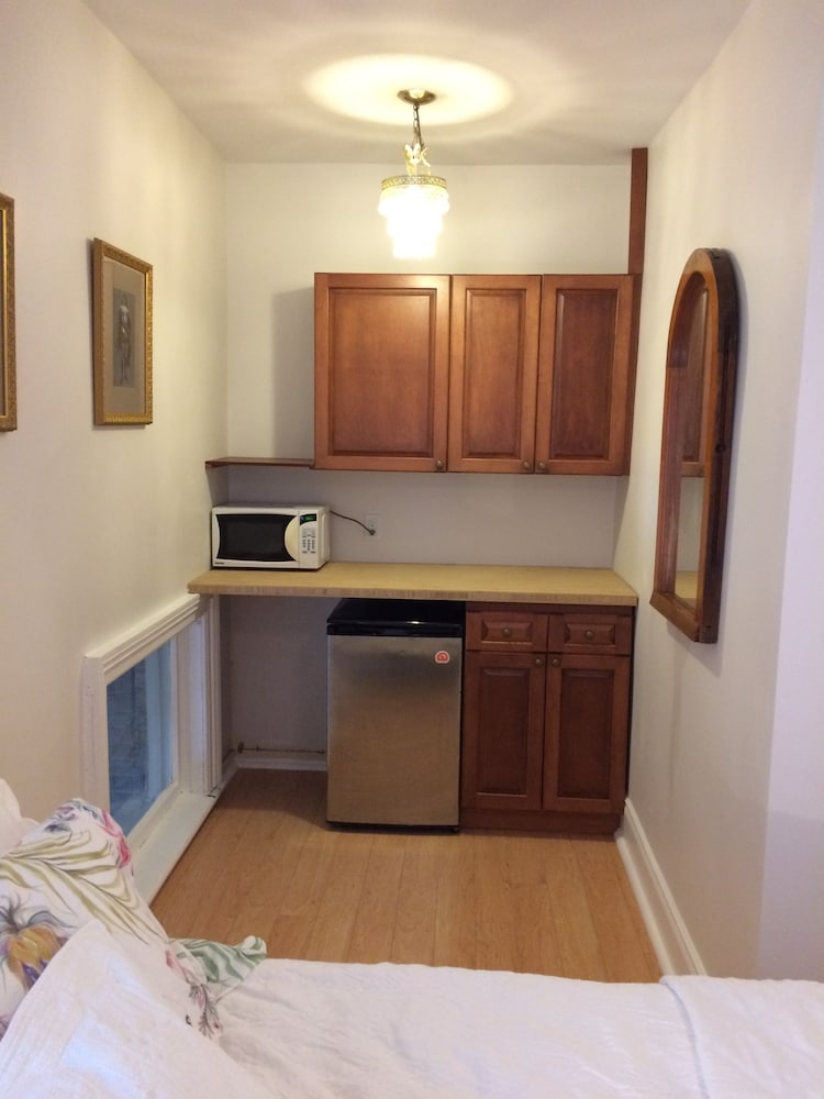 Basic Suite, 1 Queen Bed photo 3