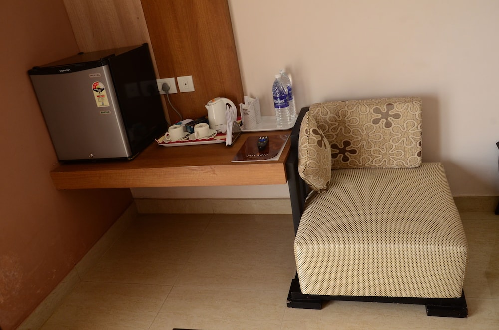 Family Suite, 1 King Bed, Smoking, Mountain View photo 2