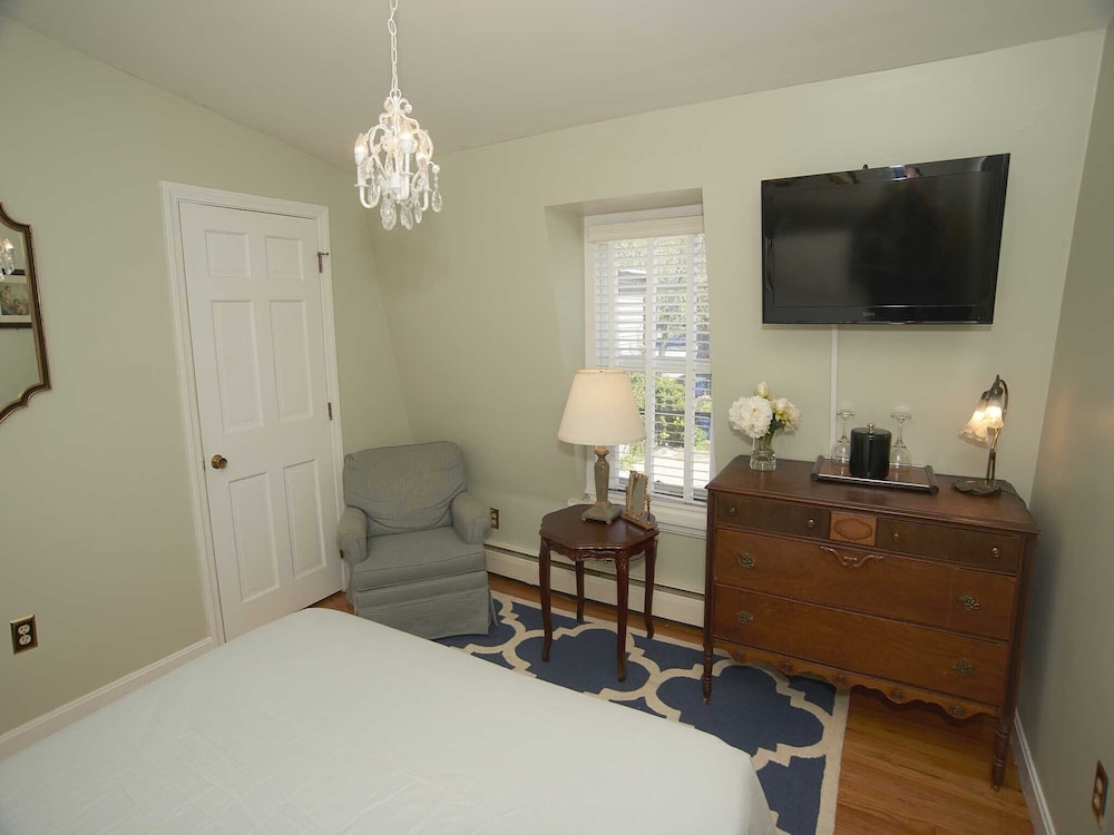 Standard Double Room, Ensuite (The Inn 9 Queen (no pets))