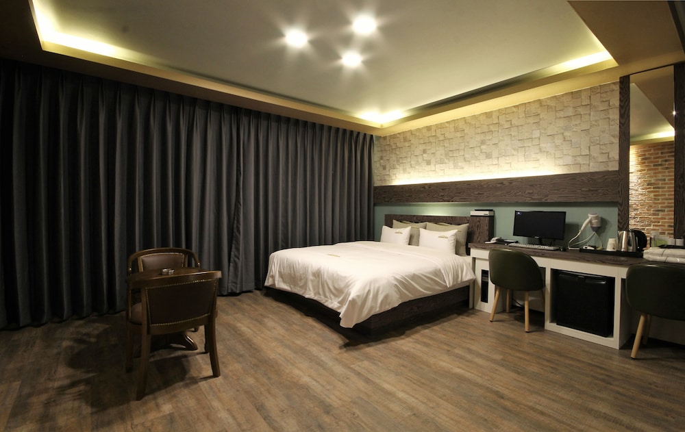 Deluxe Room (Free Netflix, Styler, Air purifier) photo 2