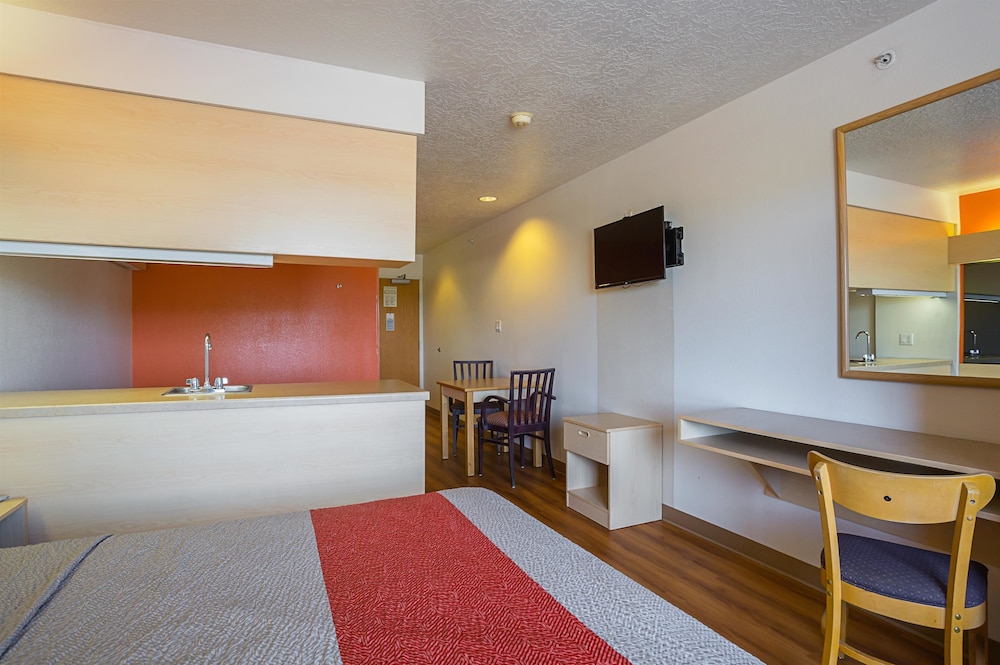 Standard Suite, 1 King Bed, Non Smoking photo 3