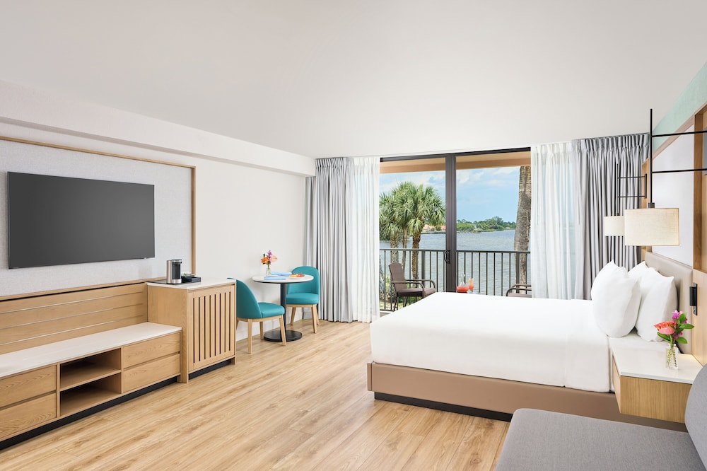Standard Room, 1 King Bed, River View photo 2