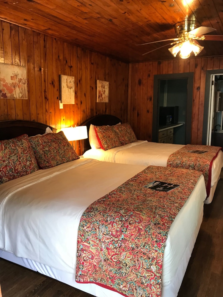 Suite, 2 Bedrooms, Refrigerator & Microwave (The Riverside Suite) photo 1