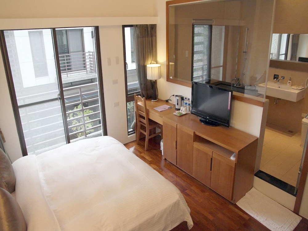Senior Double Room, 1 Bedroom, Bathtub, Courtyard Area photo 1
