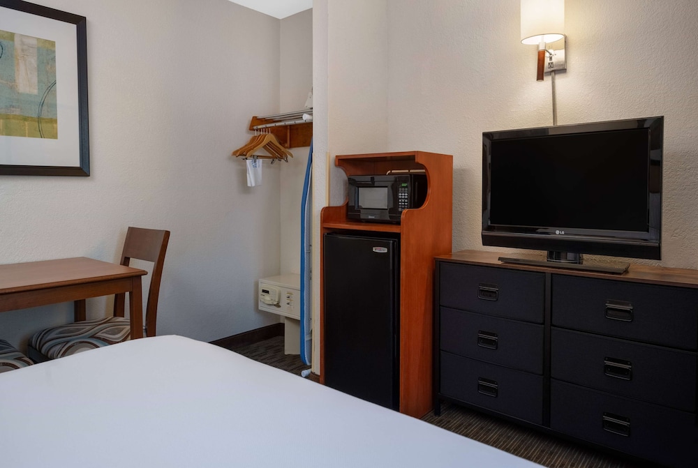 Standard Room, 1 Queen Bed, Non Smoking photo 3