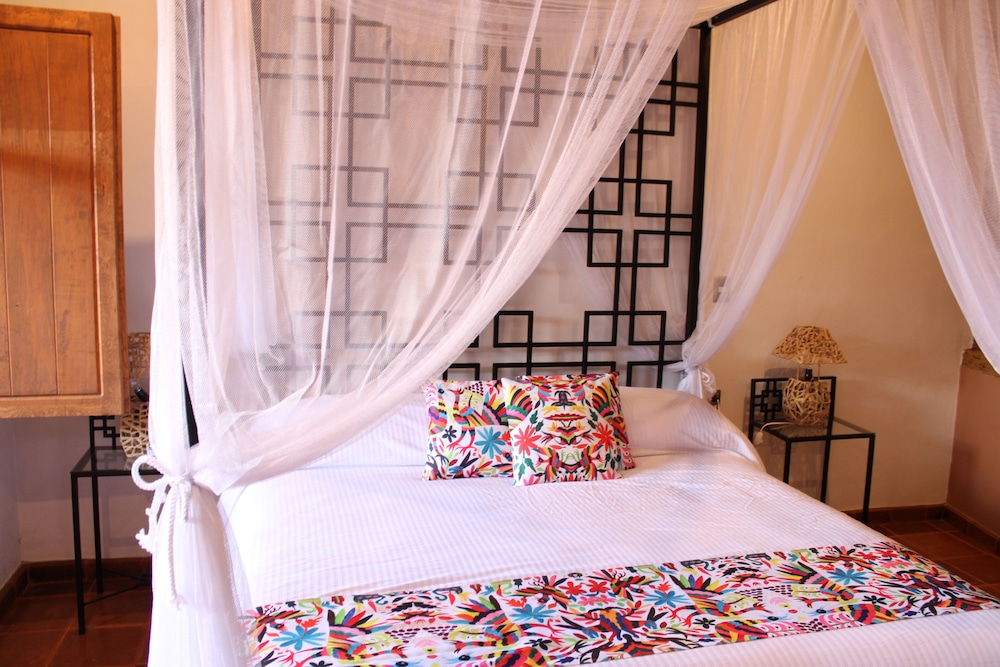 Classic Room, 1 King Bed photo 2