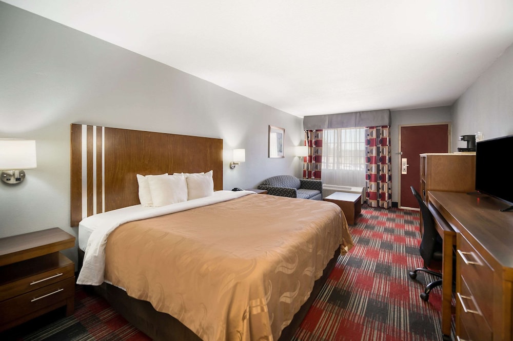 Basic Suite, 1 King Bed with Sofa bed, Accessible, Non Smoking photo 1
