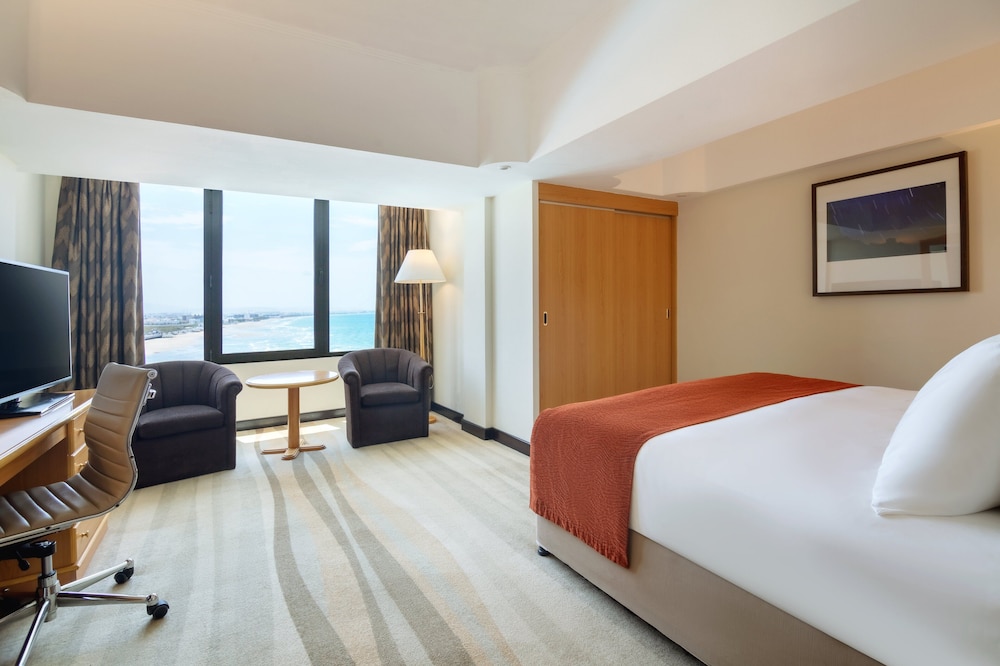 Room, 1 King Bed, Sea View - Photo 3