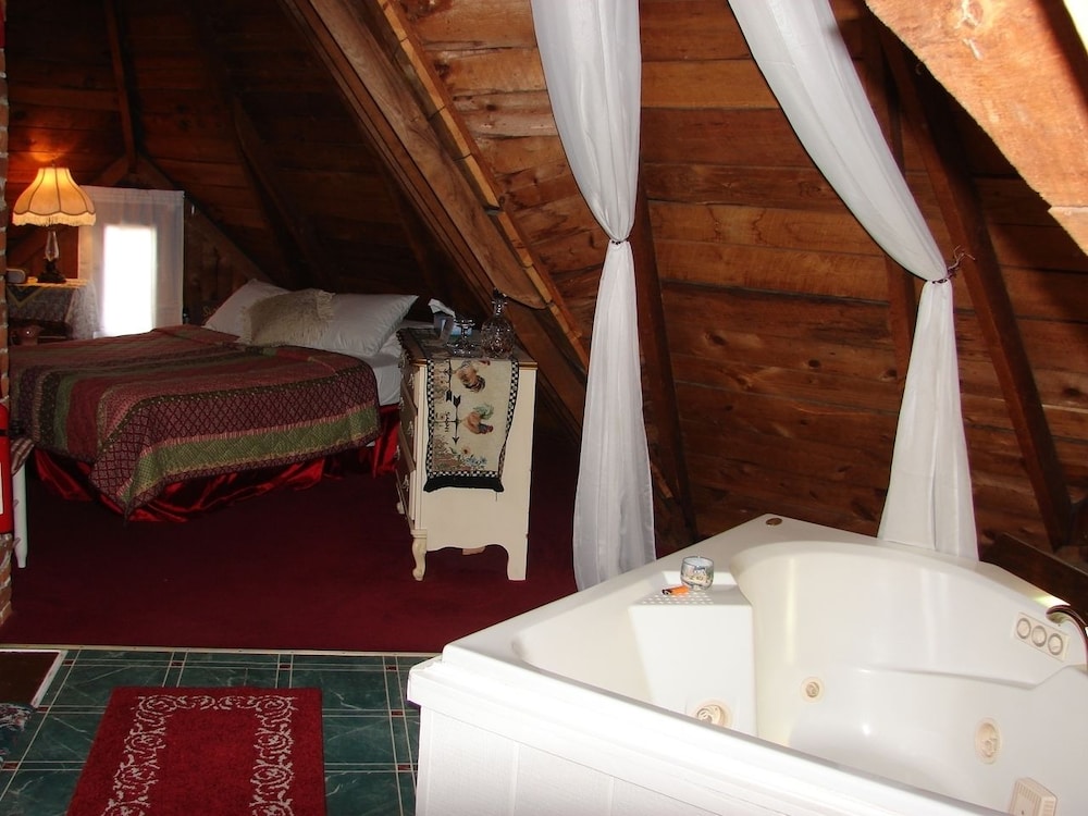 Comfort Suite, 1 Queen Bed, Jetted Tub photo 1