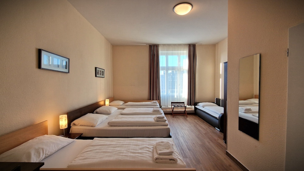 Quintuple Room, 1 Double + 3 Single Beds photo 3
