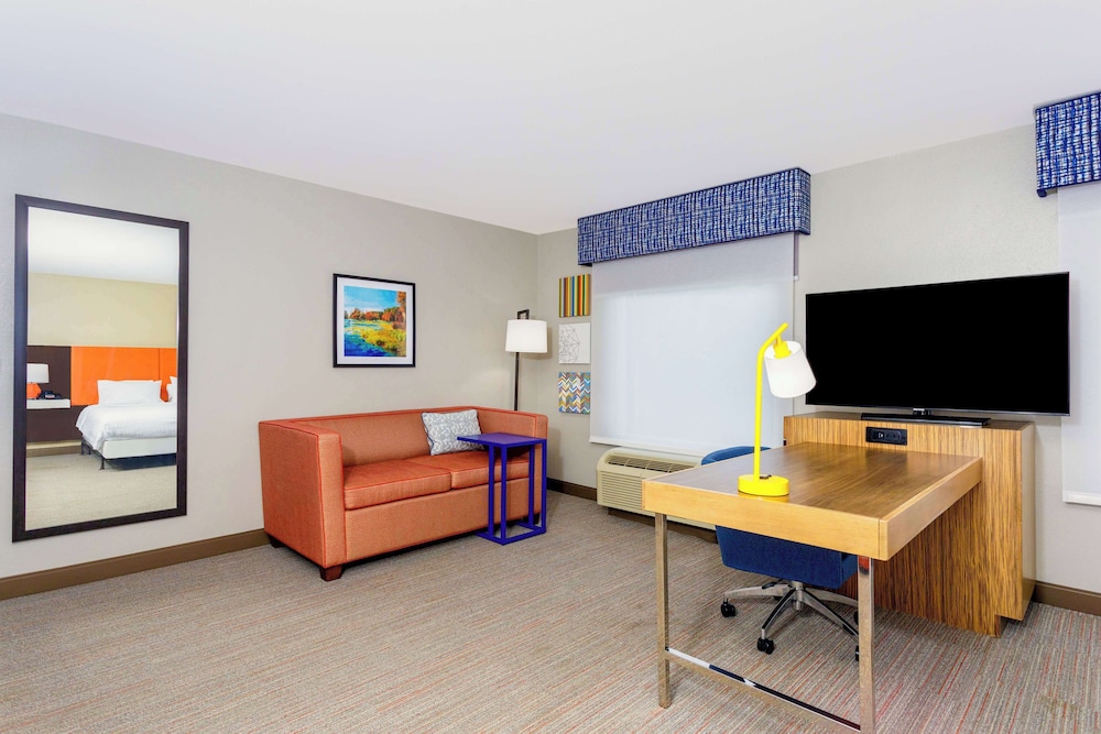 Room, 1 King Bed, Accessible with Roll-In Shower - Photo 3