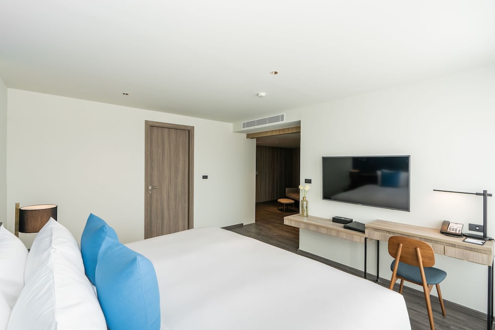 Suite, 1 Double Bed, Non Smoking, City View (Living Room;Shower Only) - Photo 3