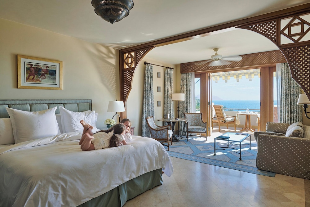 Premier Room, 1 King Bed (Island View) - Photo 2