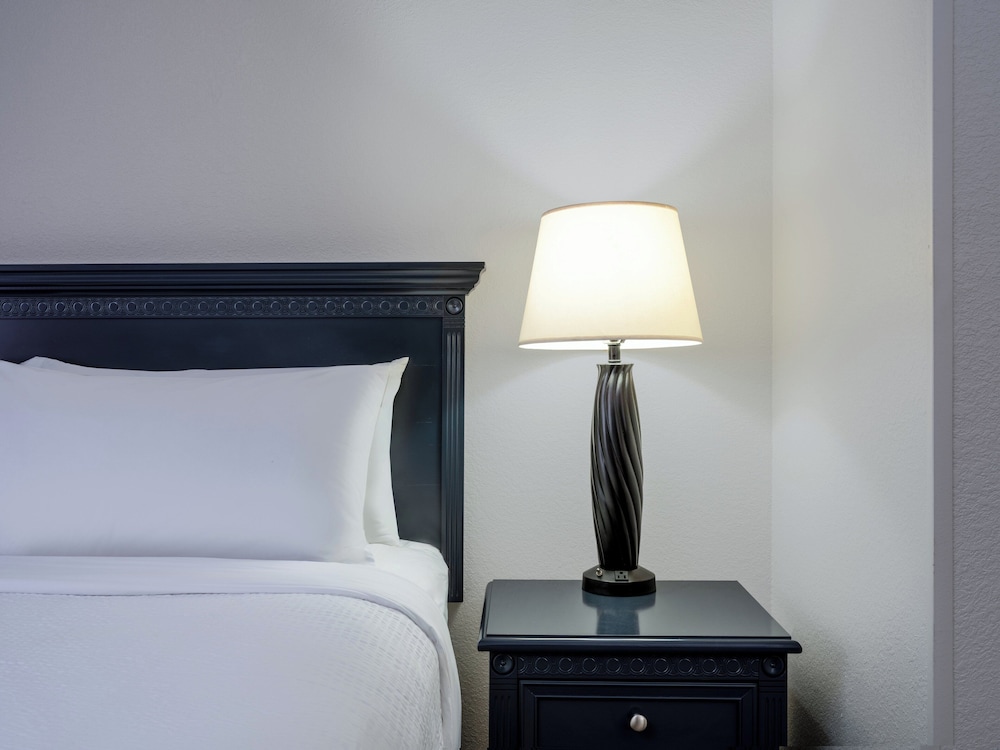 Premium Room, 1 King Bed with Sofa bed - Photo 1