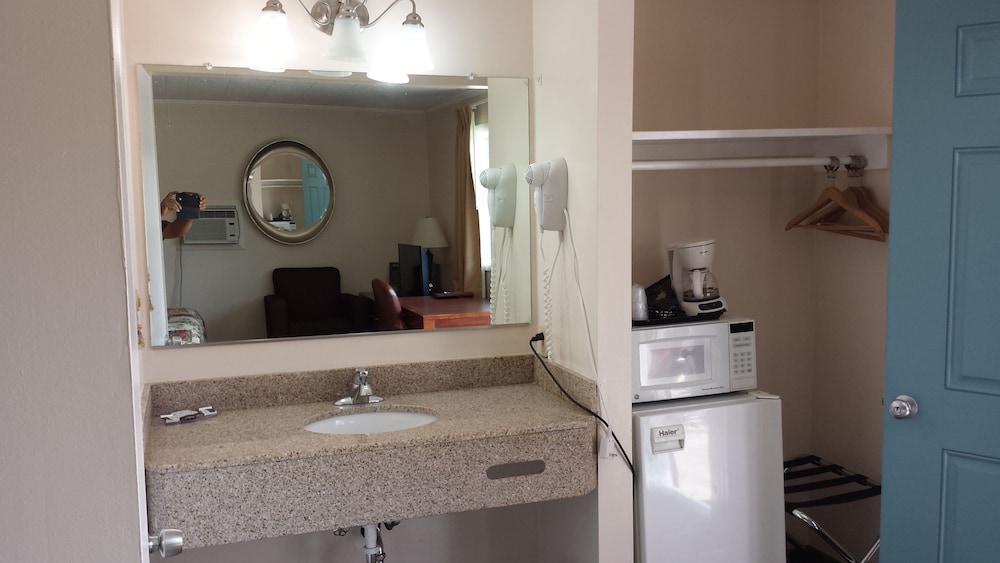 Standard Room, 2 Queen Beds photo 2