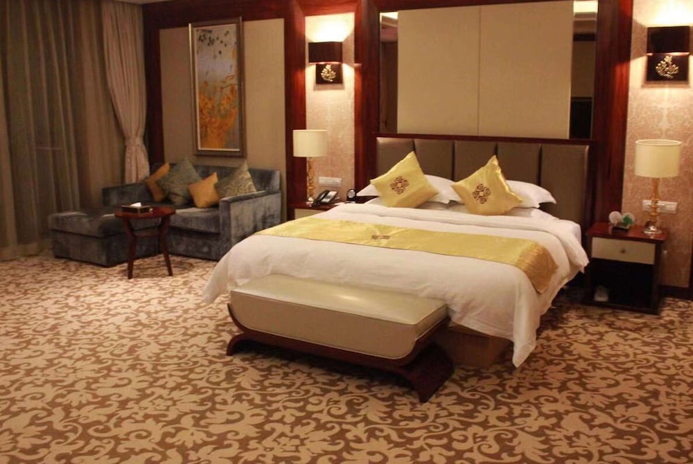 Deluxe Room, 1 King Bed, Smoking photo 3
