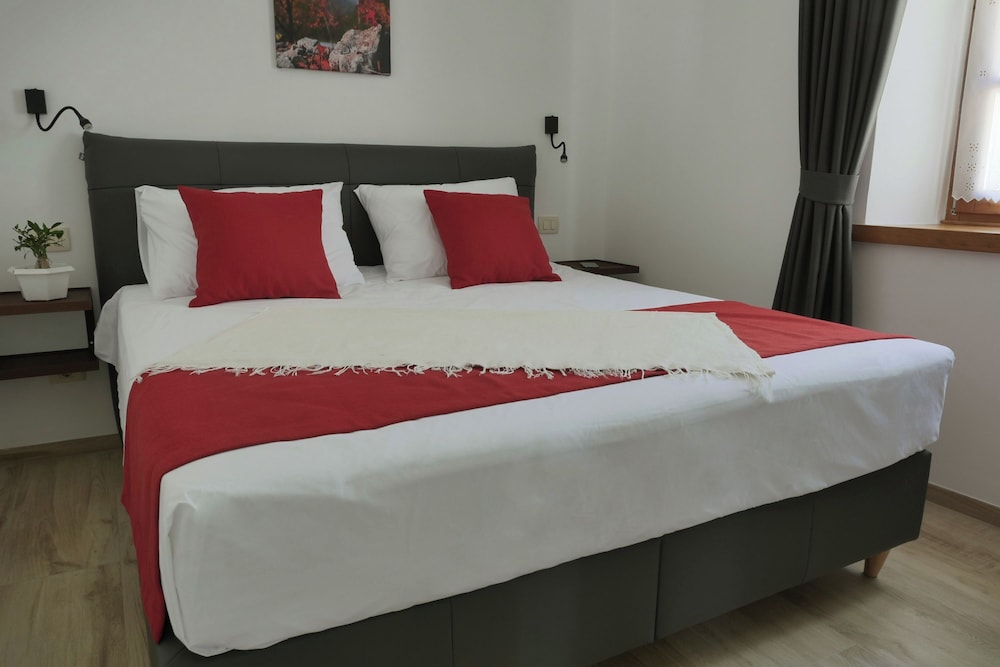 Family Apartment, Multiple Bedrooms, Mountainside (Štanjel Retreat Apartment Superior)