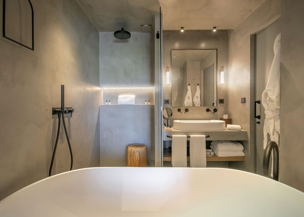 Premium Double Room Single Use (SEA) thumbnail 6