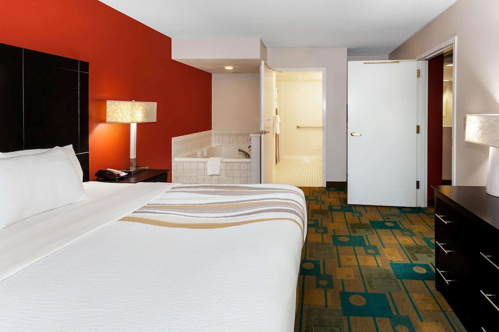Jacuzzi Suite, 1 King Bed, Accessible, Non Smoking