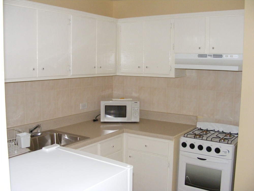 Suite, 1 Queen Bed, Kitchen photo 2
