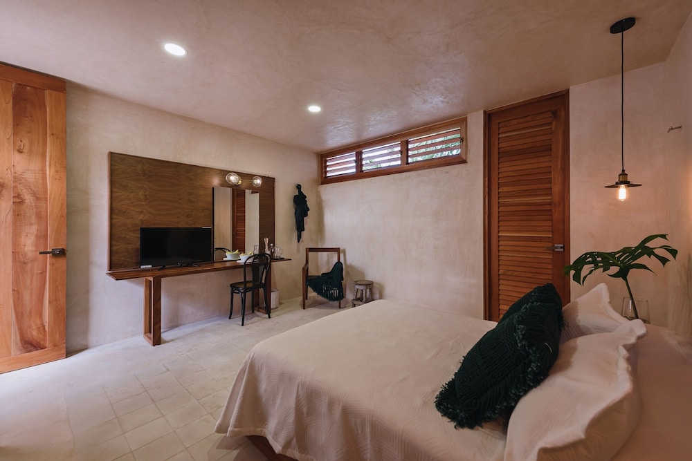 Standard Room, 1 Double Bed, Pool View photo 2