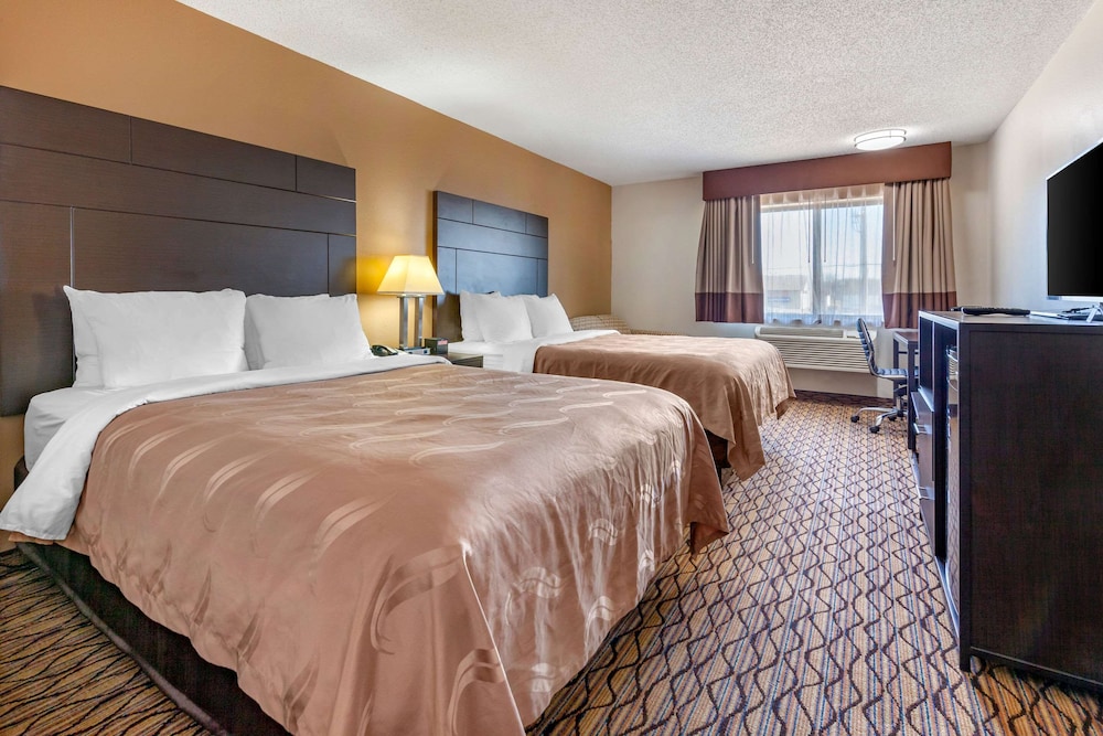 Standard Room, Multiple Beds, Non Smoking (Pull out Sofa, Table and Chairs) photo 1