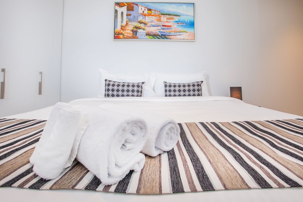 2 Bedrooms, 2 Bathrooms Superior Apartment with Balcony (Pool Access) photo 2