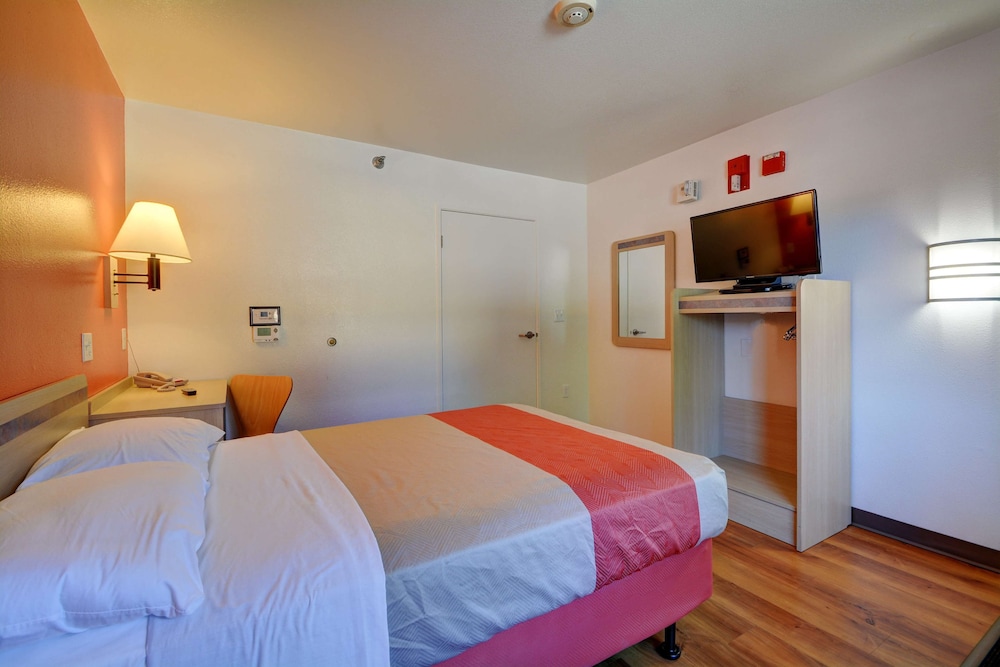 Deluxe Room, 1 Queen Bed, Non Smoking, Refrigerator & Microwave