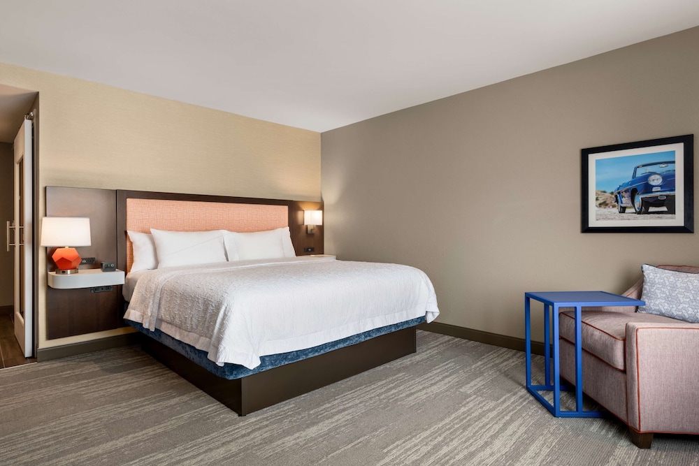 Room, 1 King Bed, Refrigerator & Microwave - Photo 1