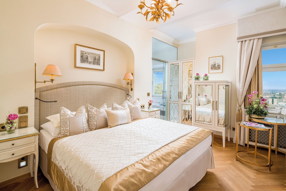 Romantic Double Room, 1 King Bed, Bathtub, City View photo 1