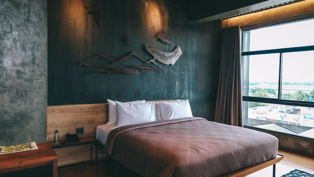 Urban King Bed - Photo 8
