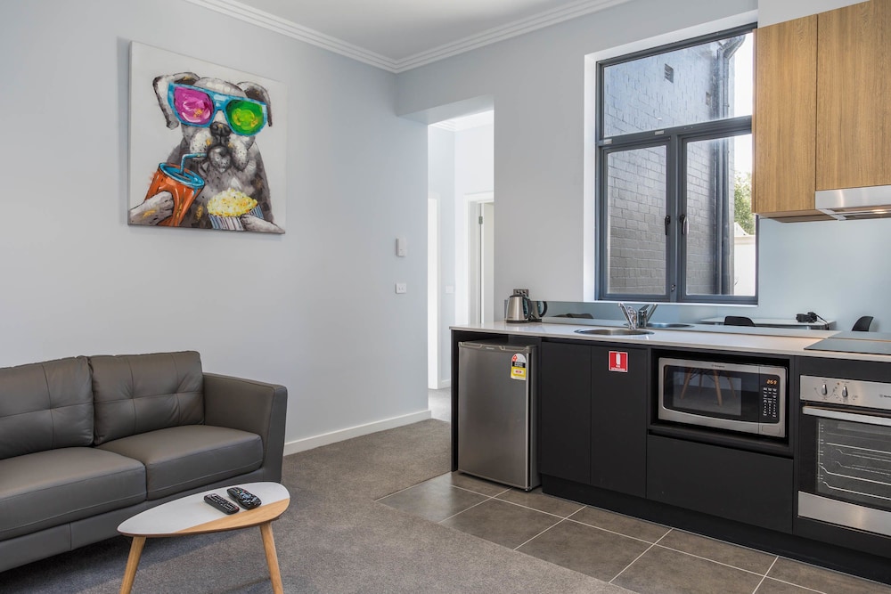 Executive Suite, 1 Bedroom, Non Smoking, Kitchen photo 2