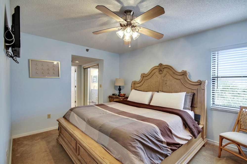 Condo, 1 King Bed (Emerald Isle 101) photo 2